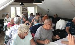 En gruppe ældre mennesker på tur med Parkhuset